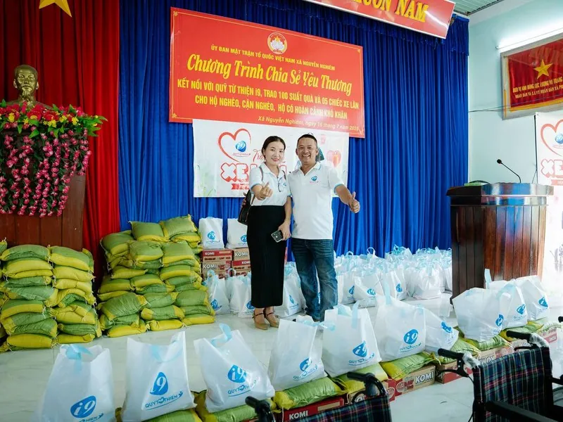 Hình ảnh một người đang tìm kiếm sự hỗ trợ chuyên nghiệp cho vấn đề cờ bạc, biểu thị sự giúp đỡ và cộng đồng.