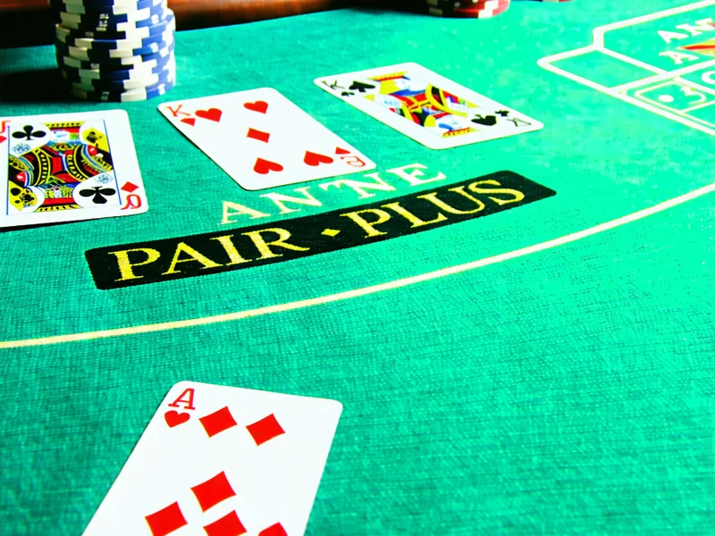 Hình ảnh Three Card Poker với dealer và các lá bài đang được chia tại BK8, caxeng